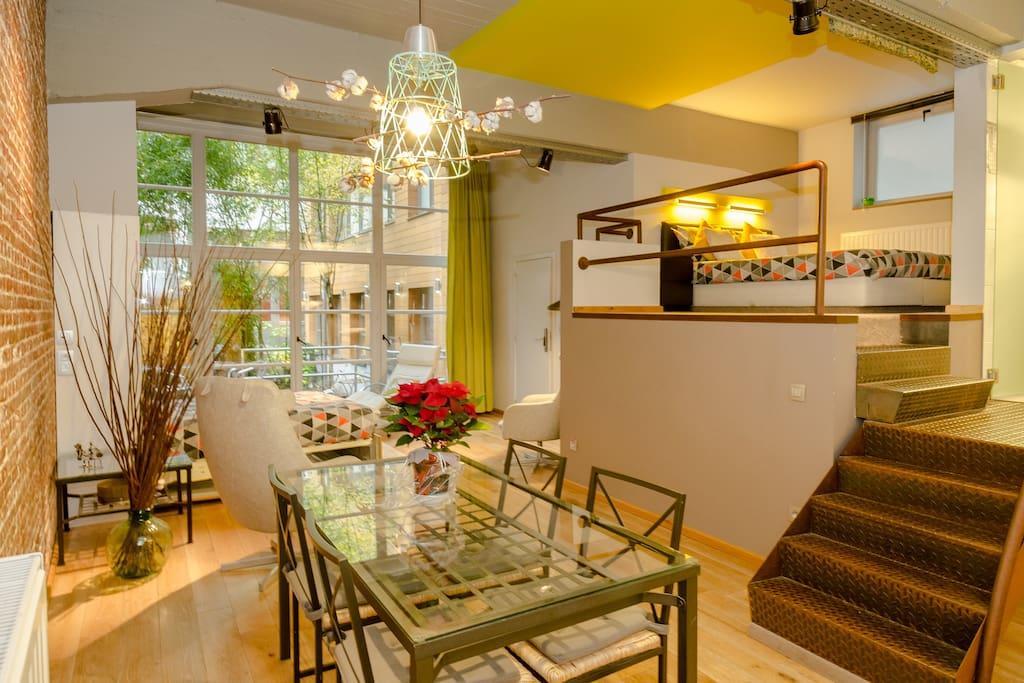 Loft con terraza y vistas al jardín